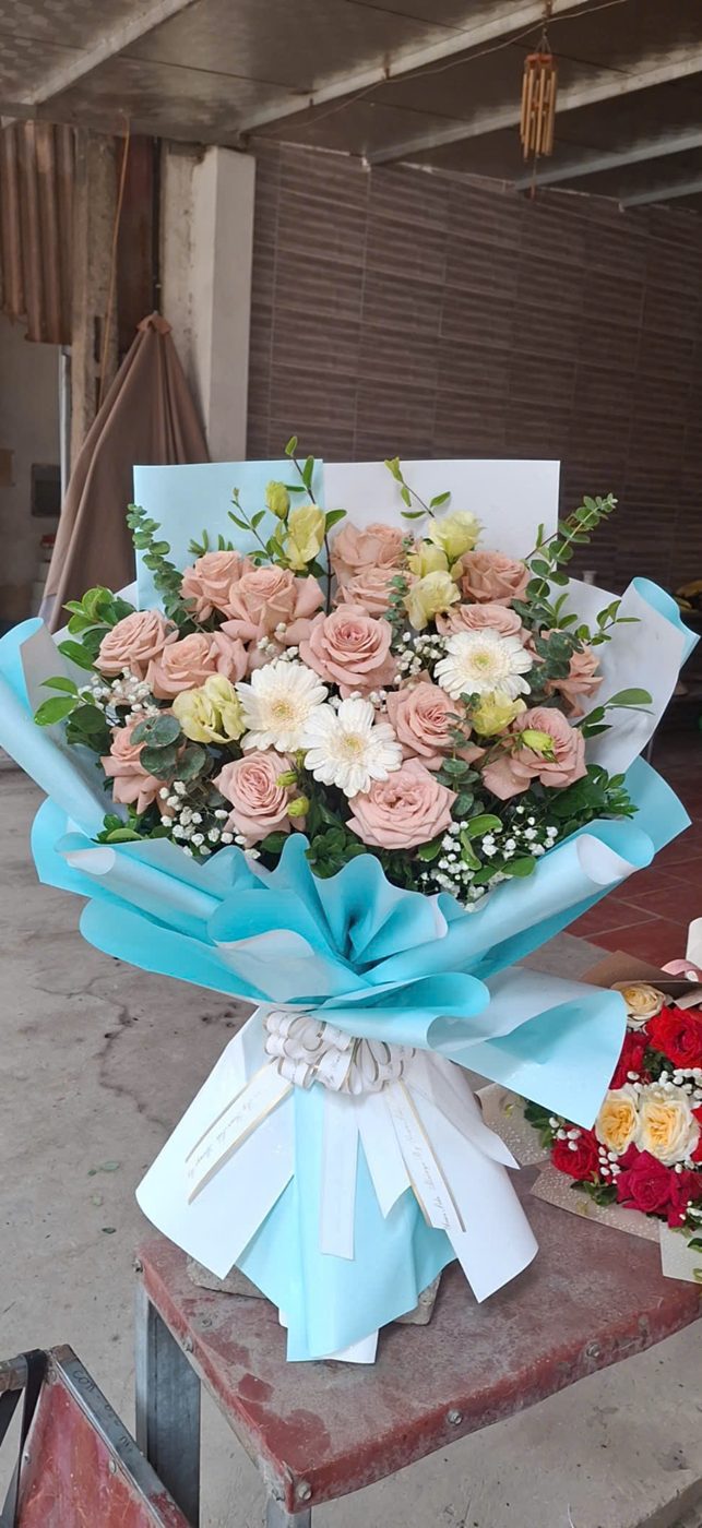 Bó hoa hồng phấn giấy gói xanh – ảnh thật Hoa Tươi 24h