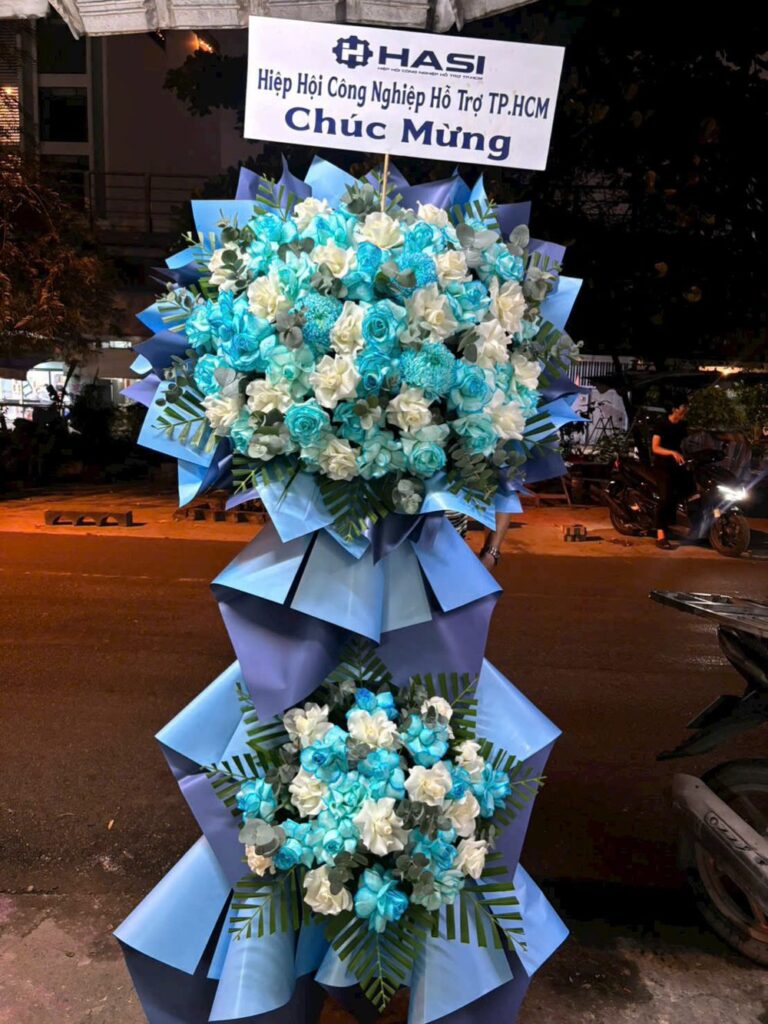 Kệ hoa chúc mừng tông xanh dương – ảnh thật Hoa Tươi 24h